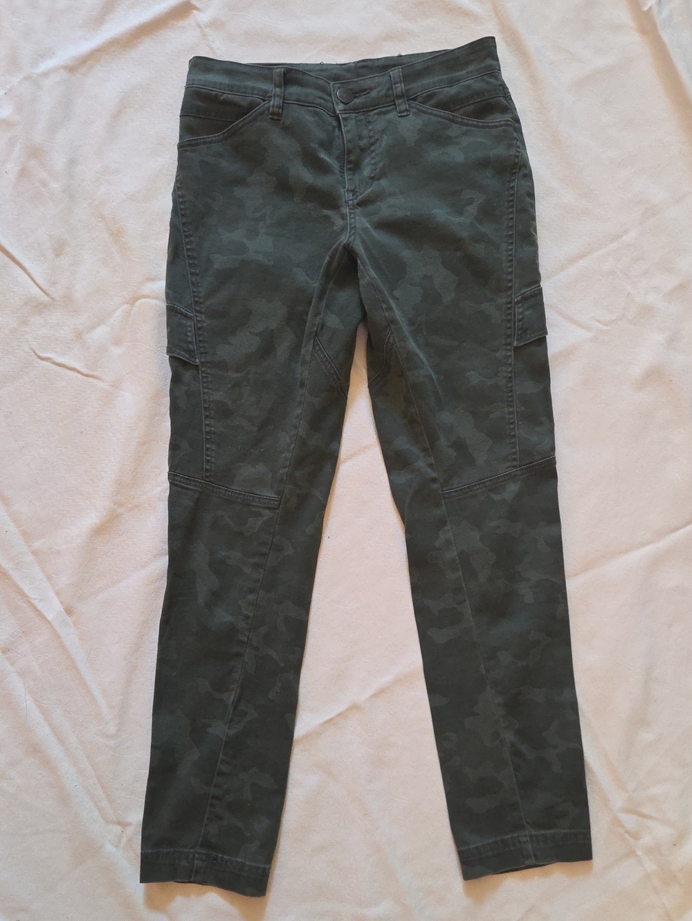 Slim Women's Skinny Cargo Jeans in Dark Olive Camo